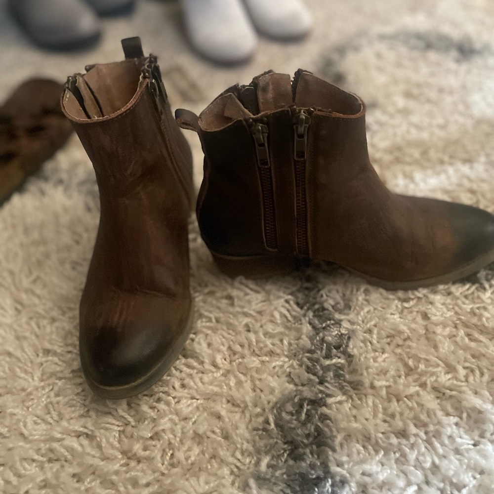 Size 6. All leather circle G boots.